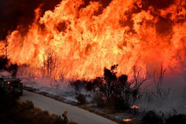 توقف آتش مهیب جنوب کالیفرنیا به وسیله آتش نشانان